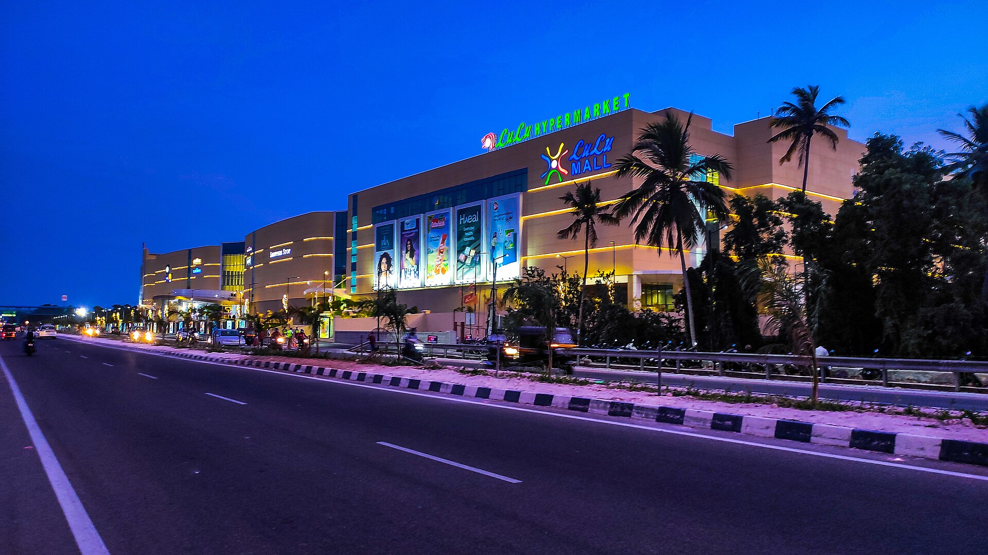 Lulu Mall at dusk on the bypass. Weekend evenings get packed, so come before 6.