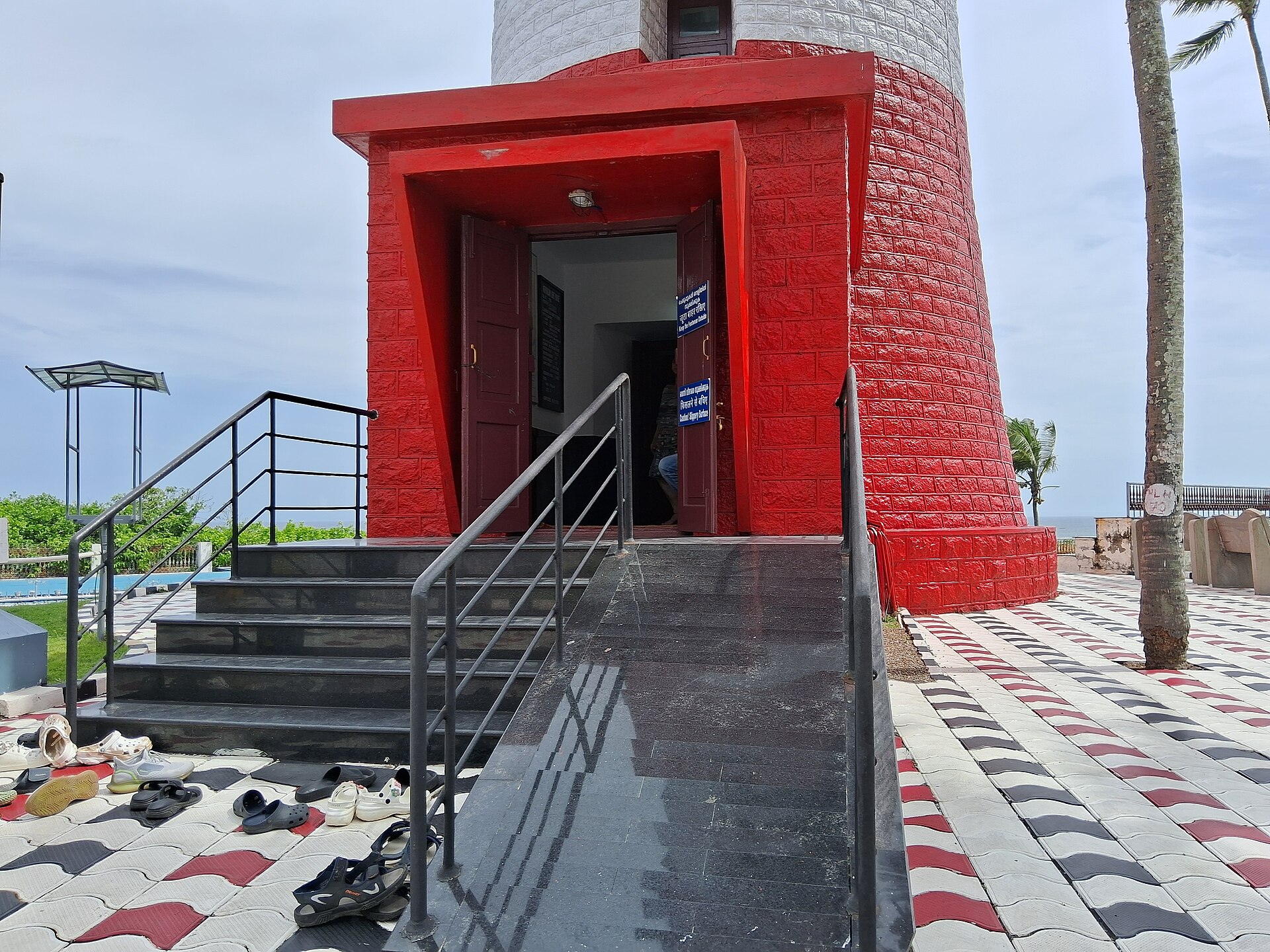 The red-and-white Kovalam lighthouse. Climb to the top for the view over the whole bay.